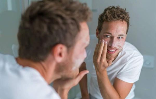 12 اشتباه رایج در شستن صورت که باعث آسیب رسیدن به پوست شما می گردد